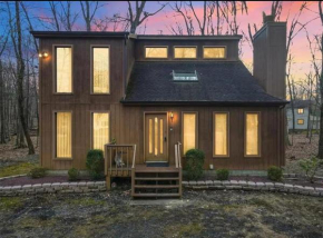 Cozy Cabin at The Poconos With Jacuzzi and Close to Ski Parks!